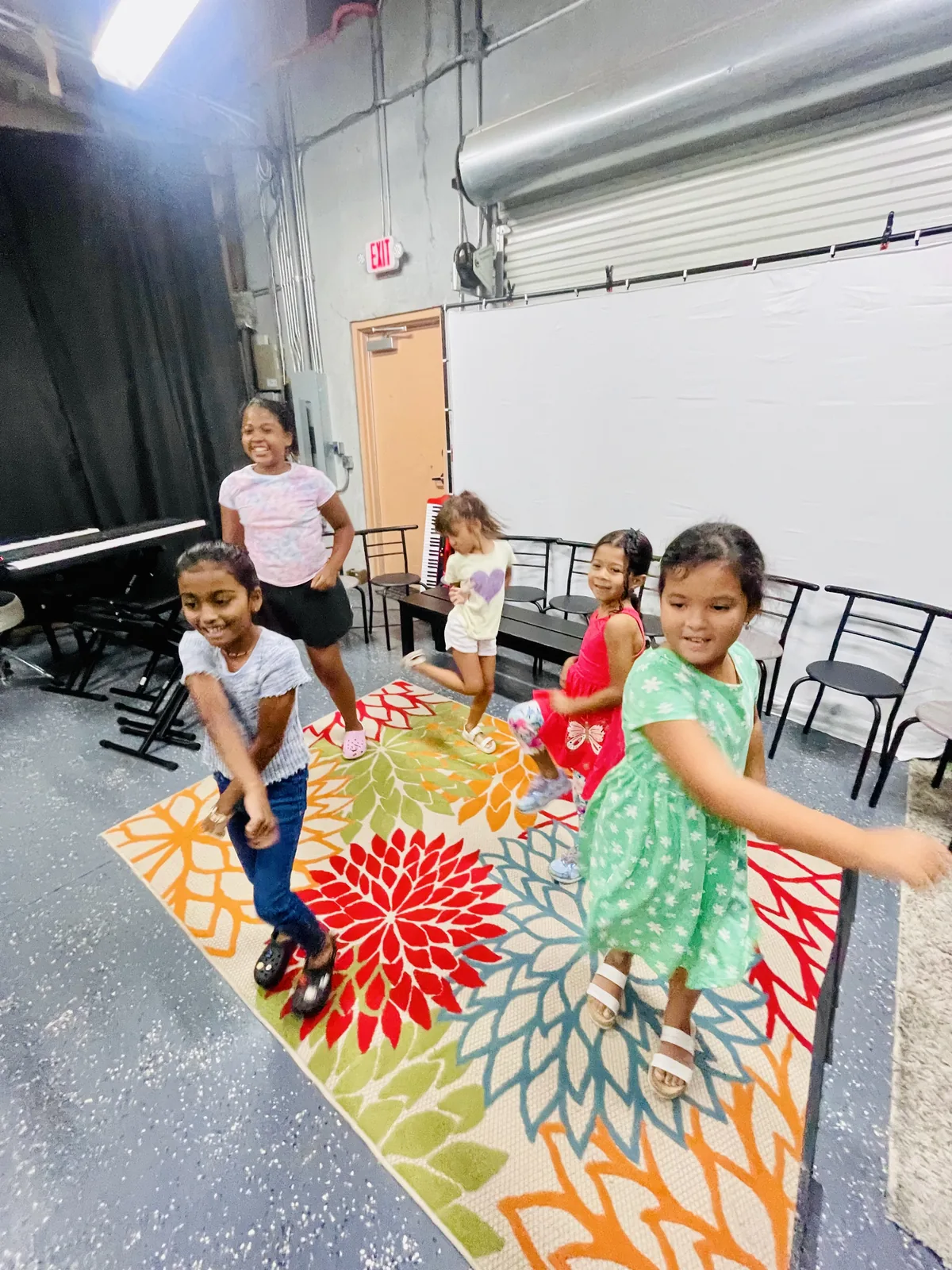 Children singing into a microphone during a voice class